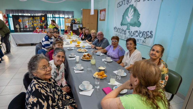 El Centro de Día de Adultos Mayores agasajo a las Madres por su día