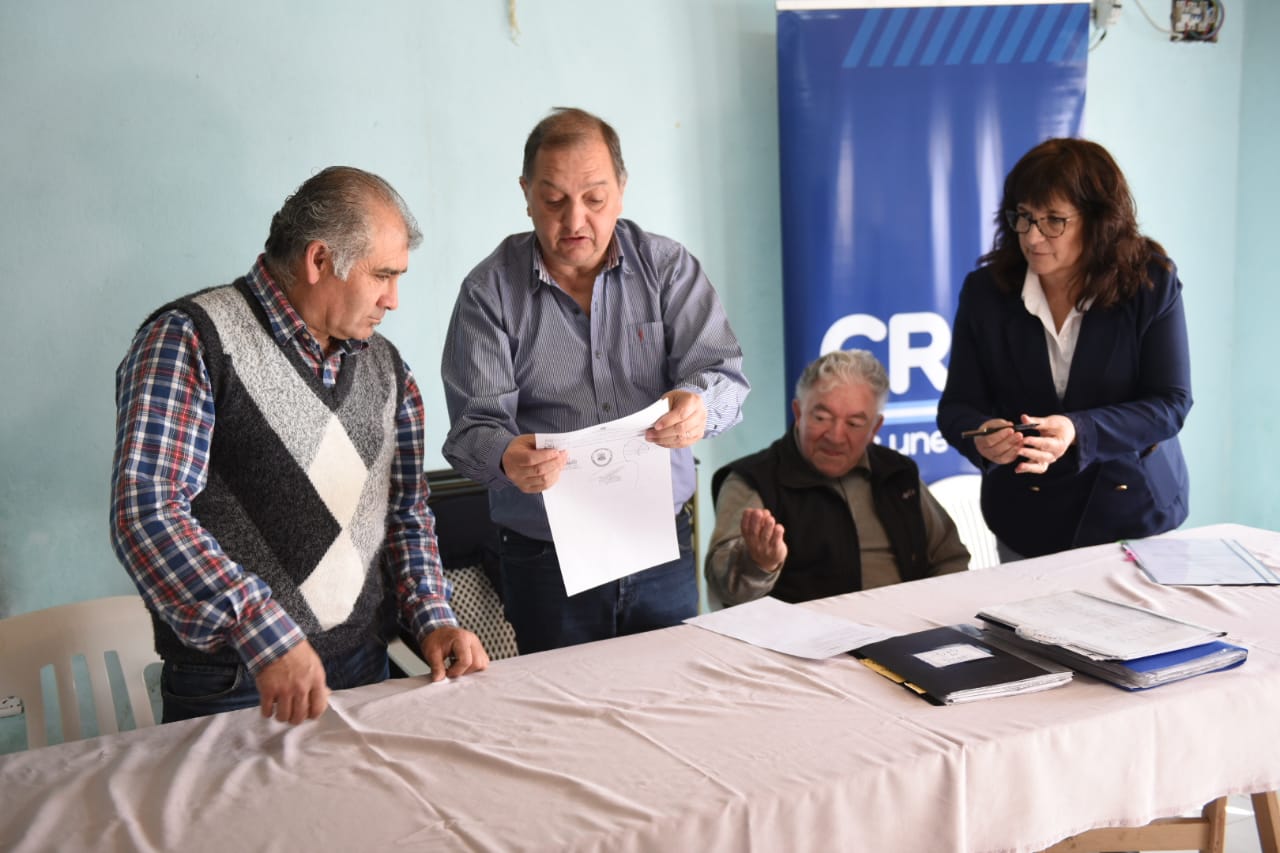 Linares entregó un subsidio por 100 mil pesos a la Asociación de Fomento Malvinas Argentinas