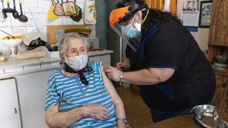 El Municipio vacuna a domicilio contra la gripe a personas con limitaciones motoras severas