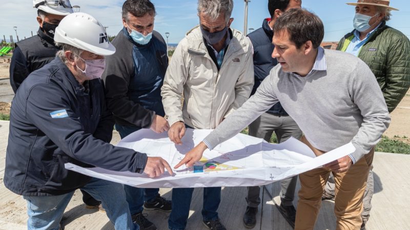 El intendente recorrió la obra de la plaza de barrio Roque González