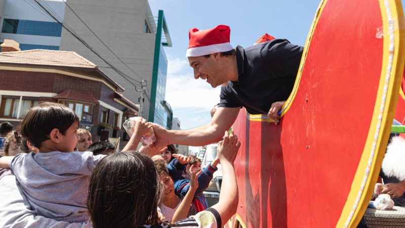 Luque acompañó el recorrido de Papa Noel y saludó a las familias por la Navidad