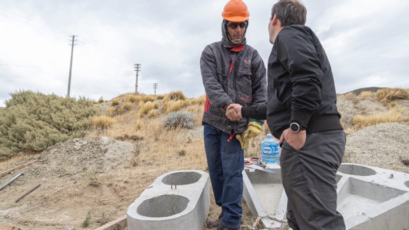 Luque supervisó los avances de la red eléctrica en Gesta de Malvinas