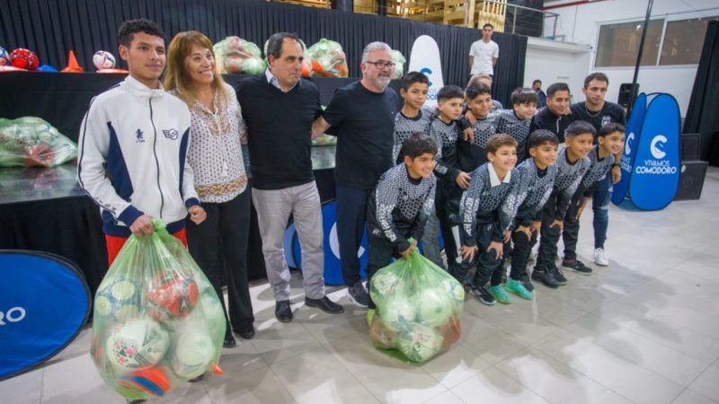 El Municipio entregó indumentaria a los clubes de la Liga de Fútbol y cubrirá los gastos del arbitraje de las categorías formativas