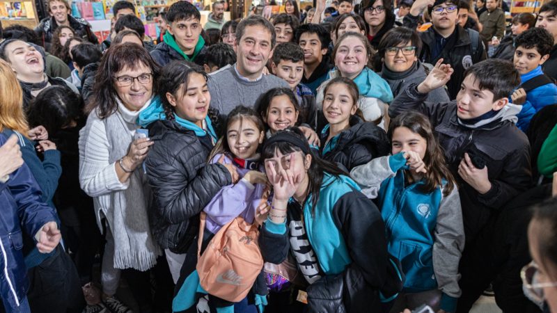 Luque recorrió la Feria del Libro junto a alumnos de distintas escuelas de Comodoro