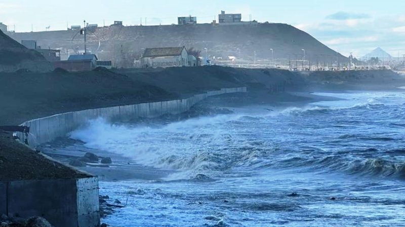 El Municipio advirtió que la protección del Camino ARA San Juan aún está en obra y la empresa reparará la destrucción ocasionada por la marejada