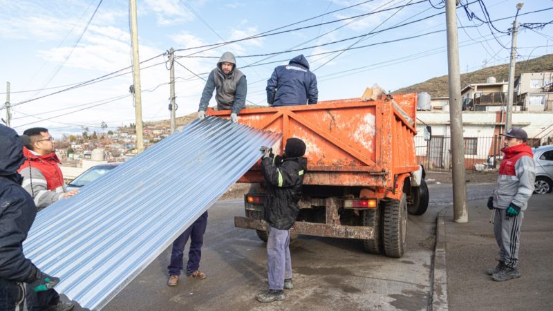 El Municipio continúa asistiendo a los damnificados por el pasado temporal de viento