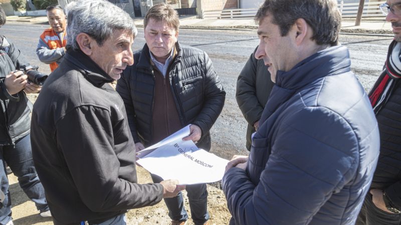 Luque recorrió la obra de pavimento tan anhelada por los vecinos de la calle Petrolero San Lorenzo