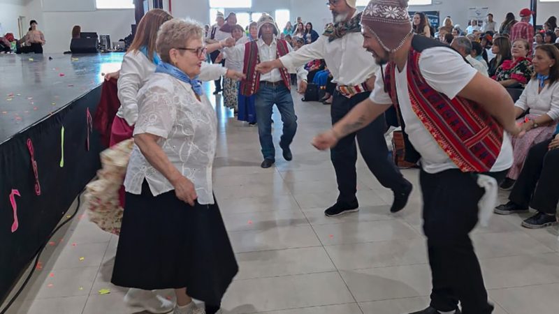 Con la organización del Municipio, los adultos mayores festejaron su día con actuaciones, bailes y felicidad