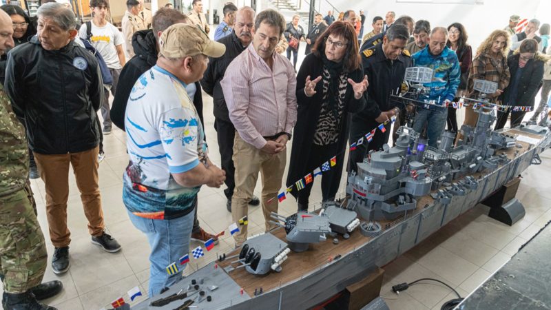 Luque acompañó la inauguración de la muestra de la maqueta Ara General Belgrano