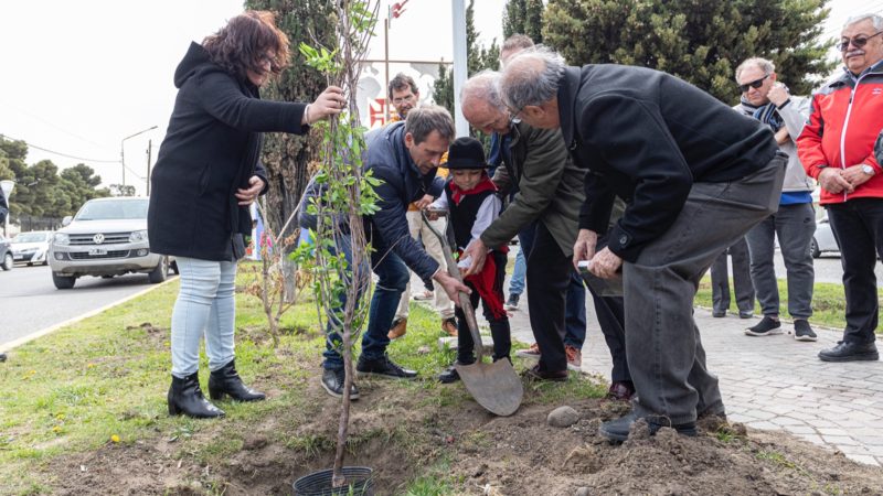 El Municipio acompañó el centenario de la Asociación Portuguesa y firmó convenio para reacondicionar el boulevard de los inmigrantes