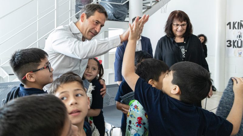 Luque junto a PAE presentaron el programa de Fundación Leer para los niños de la Escuela Municipal