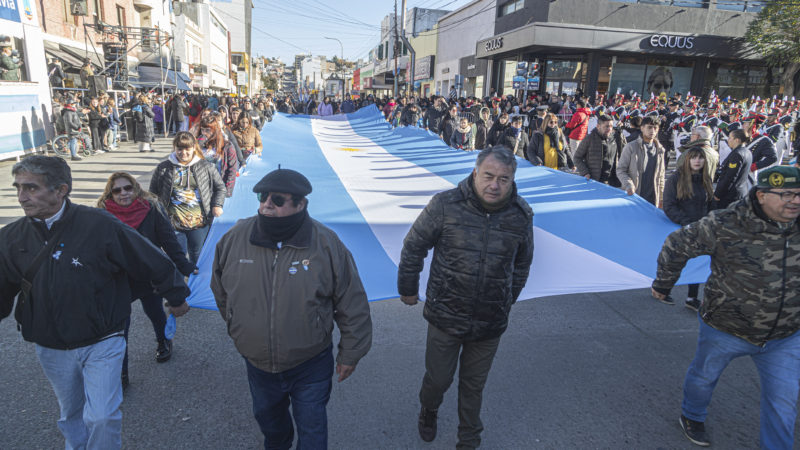 Comodoro se vistió de celeste y blanco en el 214° Aniversario de la Revolución de Mayo