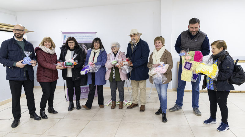 Se entregó indumentaria confeccionada por talleres barriales a la Asociación Ser Mujer