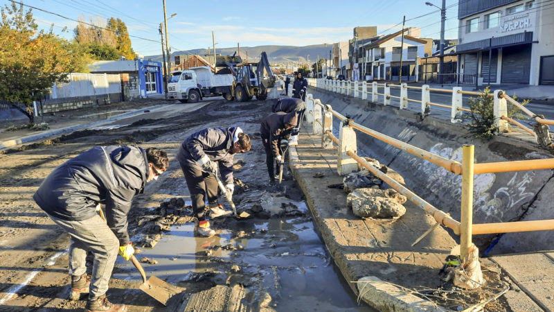 Con la llegada de las lluvias se refuerzan las tareas de recuperación de la trama vial de Comodoro