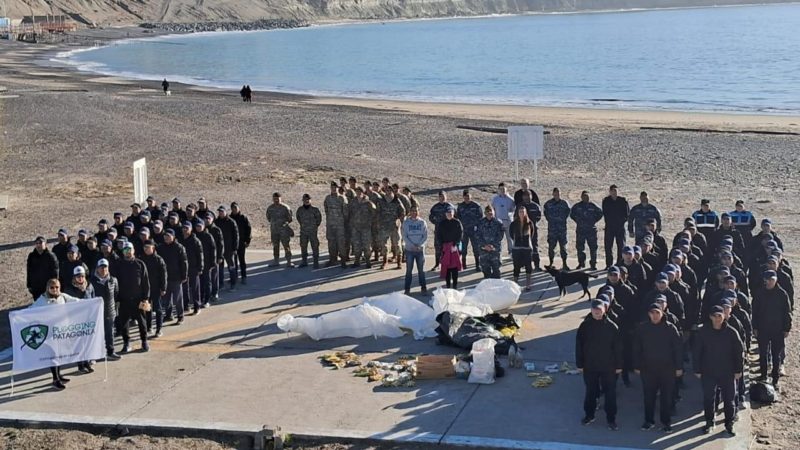 200 personas limpiaron la playa Costanera en conmemoración del Día Mundial del Reciclaje y del Día de la Armada Argentina