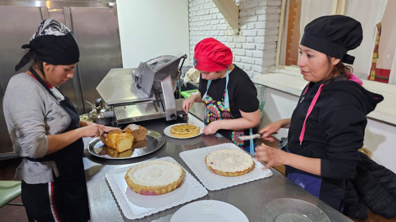 El curso de Auxiliar en panadería y pastelería orientado a jóvenes culminó con un trabajo final denominado “Merienda Solidaria”