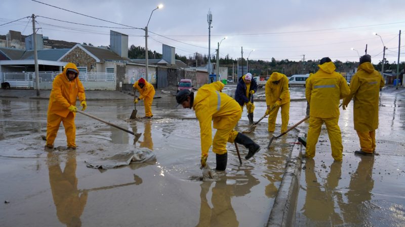 Fuerte trabajo para destapar pluviales y garantizar los accesos a los barrios