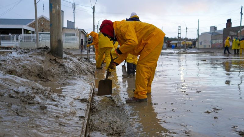 Continúan los trabajos de limpieza de caminos y pluviales en la ciudad