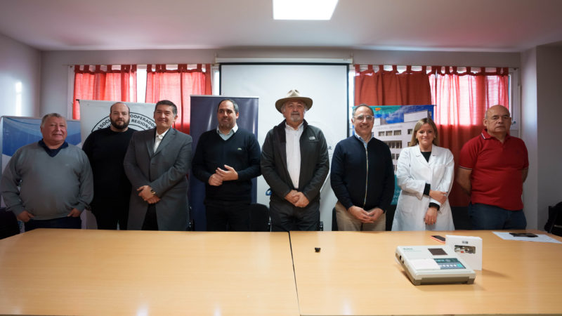 El intendente acompañó la entrega del electrocardiógrafo pediátrico al Hospital Regional