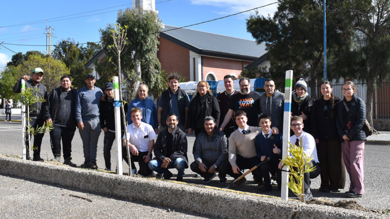 El Municipio y una congregación concretaron la plantación de árboles y arbustos en Barrio General Mosconi