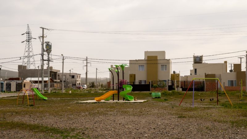 Se avanzará en la construcción de un playón deportivo en barrio Padre Juan Corti