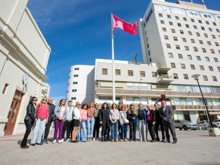 Izaron la Bandera Rosa en conmemoración al Día de la Lucha contra el Cáncer de Mama