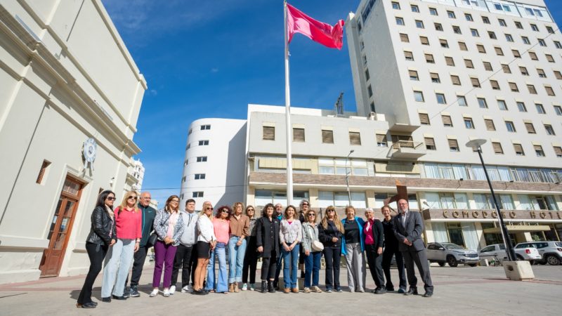 Izaron la Bandera Rosa en conmemoración al Día de la Lucha contra el Cáncer de Mama