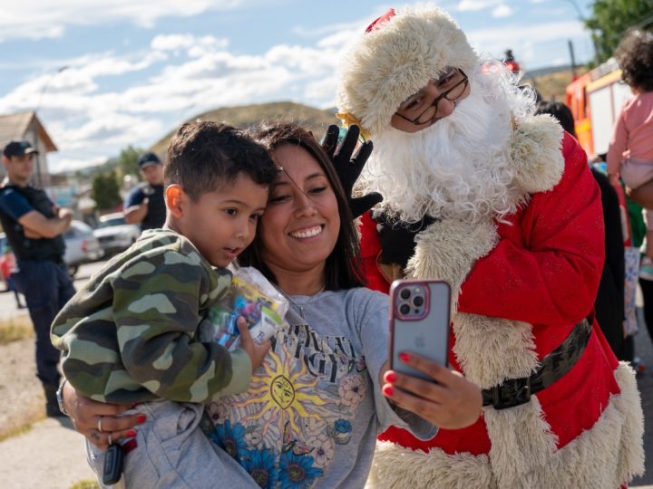 Más de un millar de niños desfrutaron de la presencia en los barrios de Papá Noel