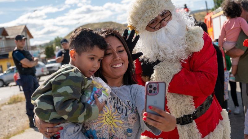 Más de un millar de niños desfrutaron de la presencia en los barrios de Papá Noel