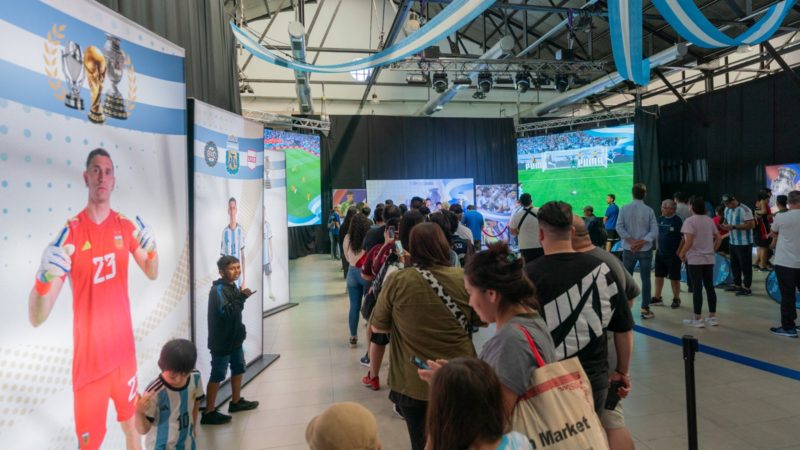 Cientos de comodorenses se fotografiaron y disfrutaron de la Copa del Mundo