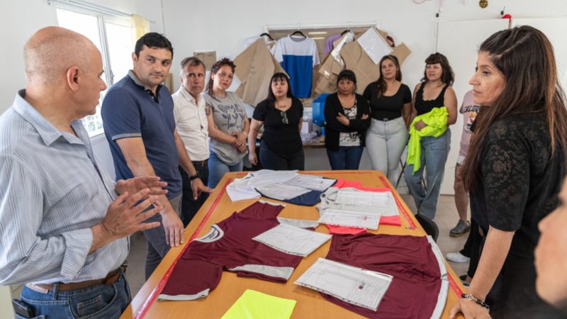 El Centro de Promoción Laboral presentó la ropa deportiva que confecciona para clubes de Comodoro