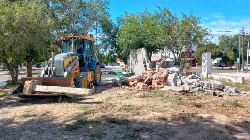 Ordenamiento: Se demolió un puesto construido en forma clandestina en un espacio público del barrio Juan XXIII