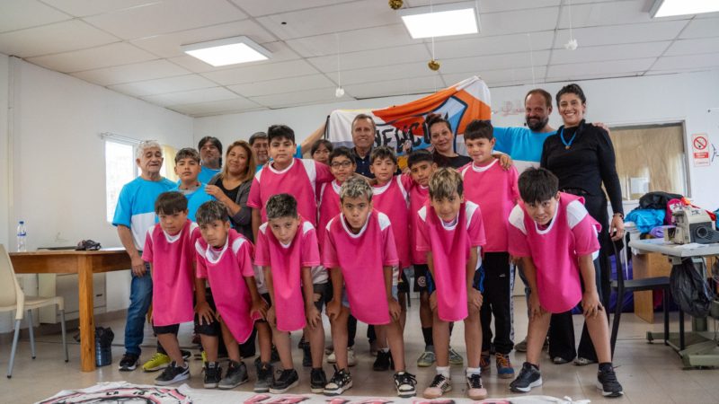 El CPL Municipal concretó la primera entrega de indumentaria deportiva a equipos de fútbol infantil y newcom