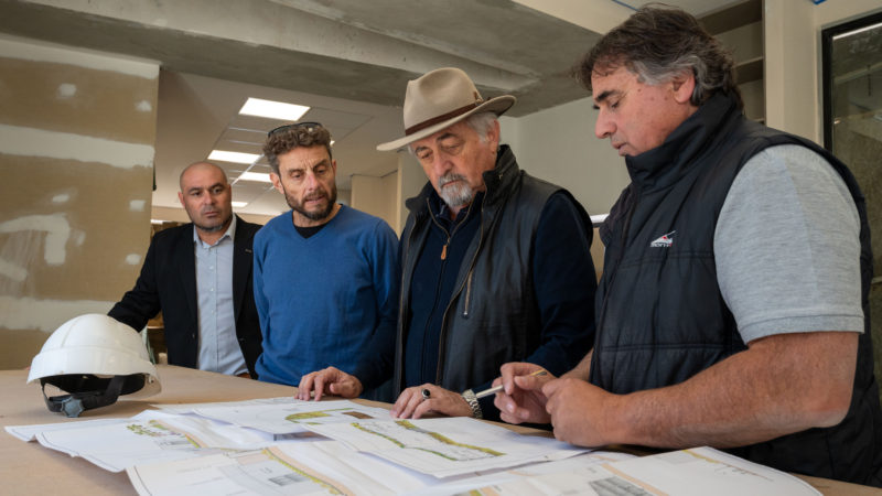 Othar supervisó los avances de la obra de la biblioteca de Km 5