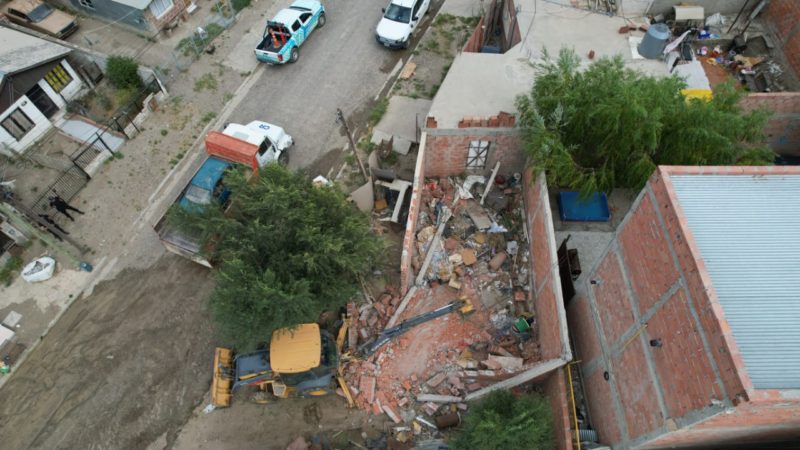 Levantamiento y demolición de una construcción ilegal en un lote del barrio Abásolo