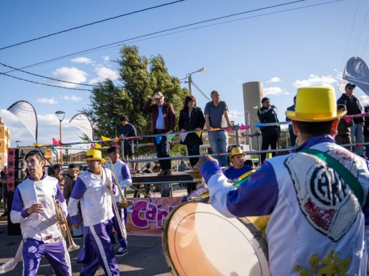 Los comodorenses acompañaron la primera jornada del pre carnaval 2025