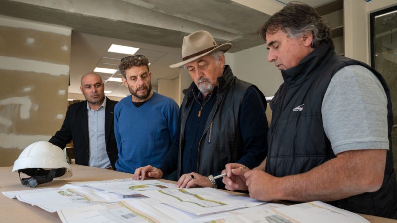 Othar supervisó los avances de la obra de la biblioteca de Km 5